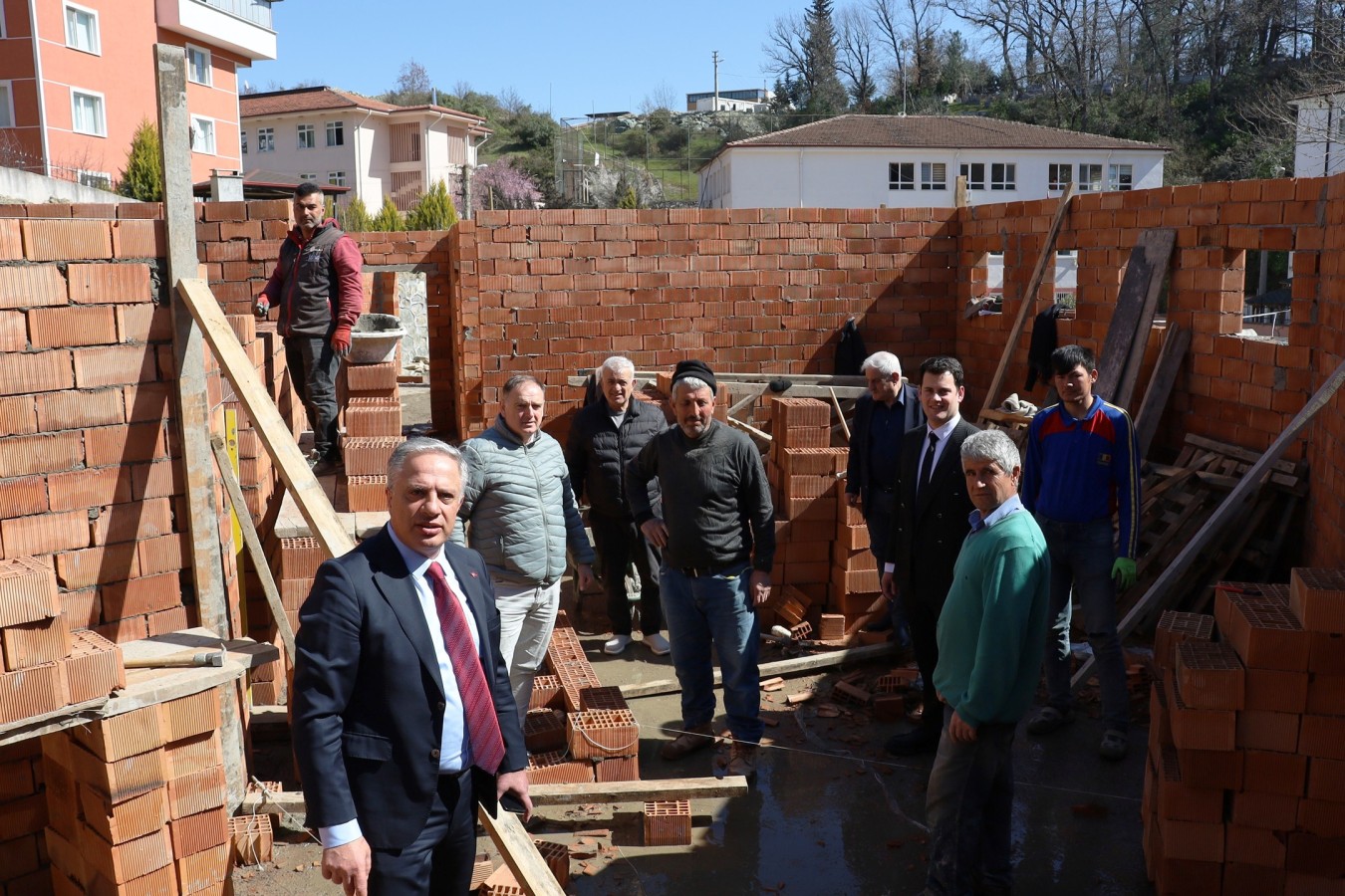BAŞKANIMIZ H.SİNAN ACAR İLÇEDE YAPIMI DEVAM EDEN KREŞ BİNAMIZA ZİYARET