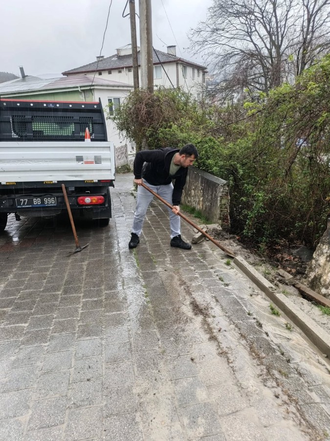 YOL BAKIM VE TEMİZLİK ÇALIŞMALARI HIZ KESMEDEN DEVAM EDİYOR